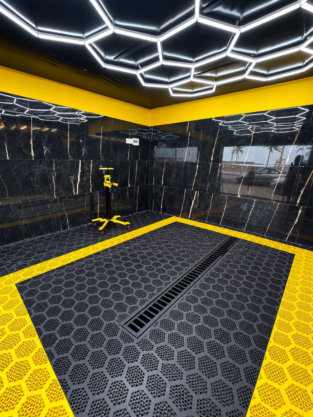 Box de lavagem da PitStop084 com iluminação hexagonal no teto