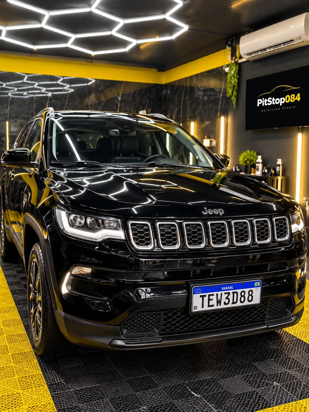 O mesmo Jeep Compass preto limpo e brilhando no box da PitStop084, depois da lavagem